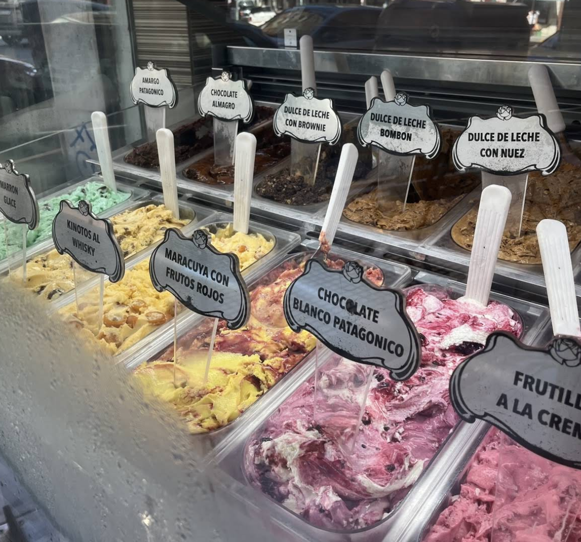 Vitrina con variedad de helados artesanales