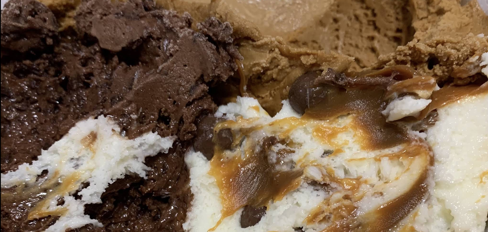Primer plano de helados de chocolate y crema